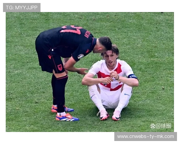 终场哨响，克罗地亚老将莫德里奇跪地掩面